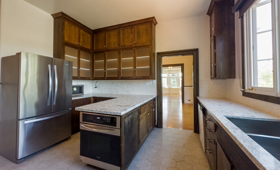 Building Photo - 1937 Russell St