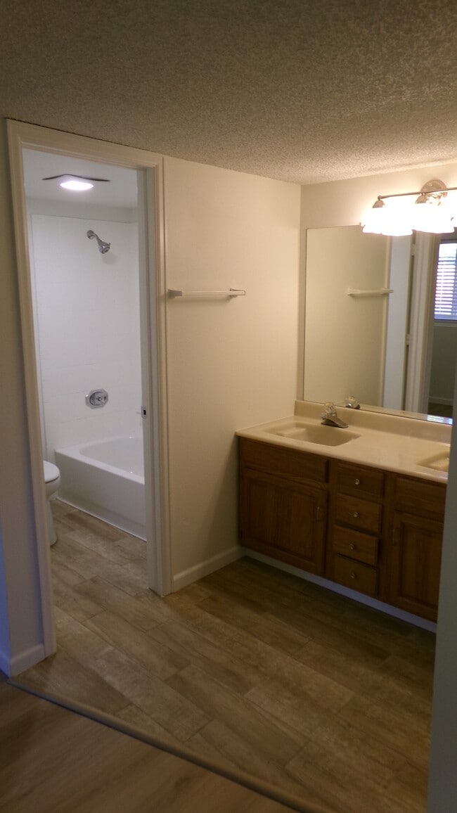 Building Photo - 924 Queens Ct