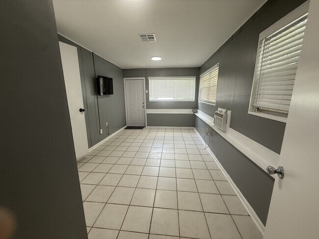 Building Photo - 313 NW 34th Dr