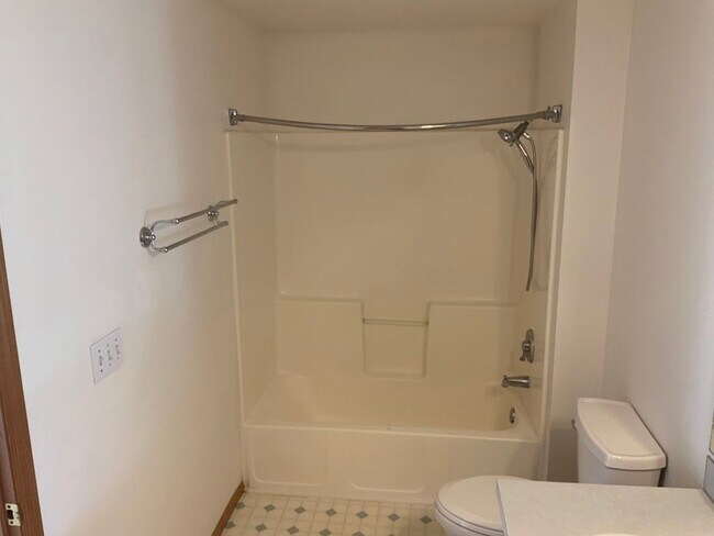 Building Photo - 3 Bedroom, 2 Bathroom House in Springfield
