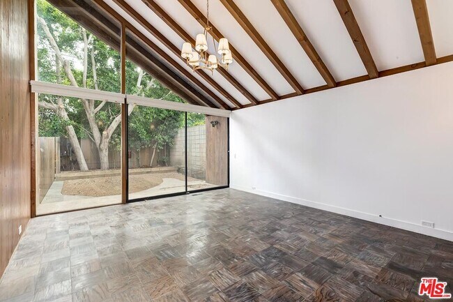 Building Photo - 515 N Roxbury Dr