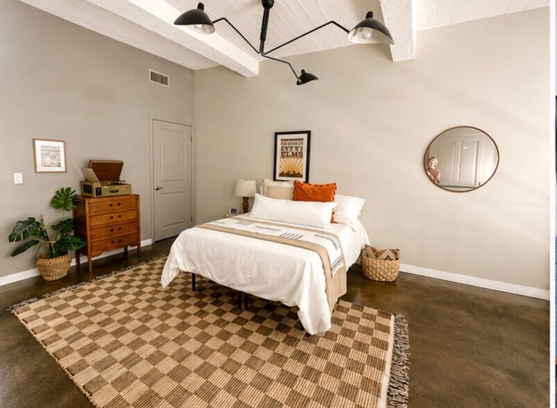 Loft Bedroom - 125 N Raymond Ave