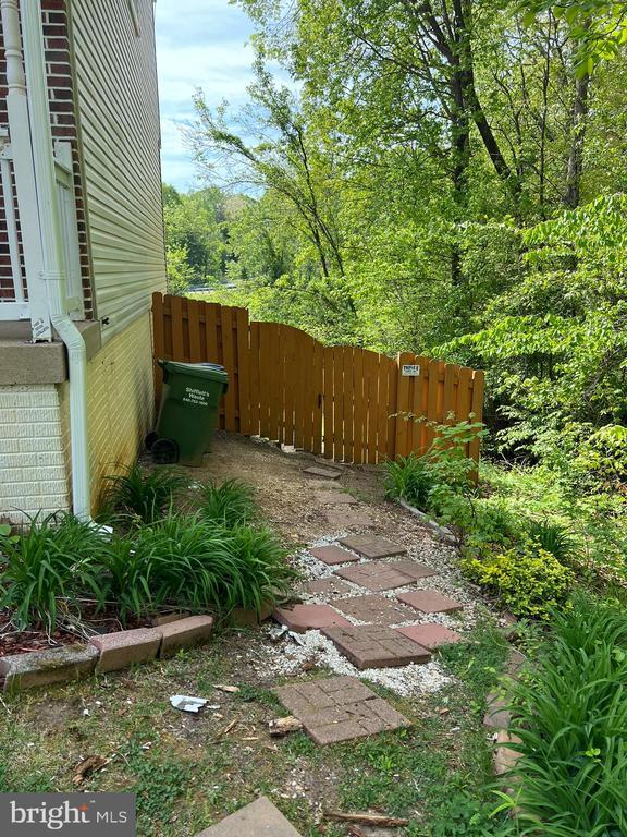 Building Photo - 209 Eaton Ct