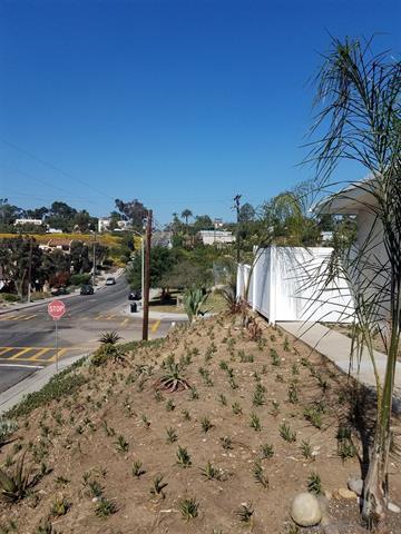 Building Photo - Golden Hill 2 Bed / 1 Bath/ 2 Parking Spac...