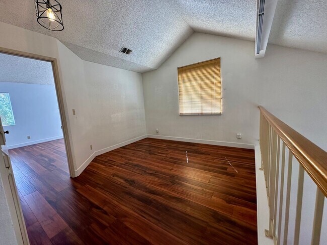 Building Photo - NEWARK GEM! 2 Bedroom 2 bath !