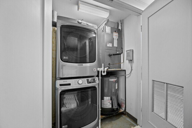 Building Photo - Beautiful Furnished 2-Bed, 2-Bath Condo in...