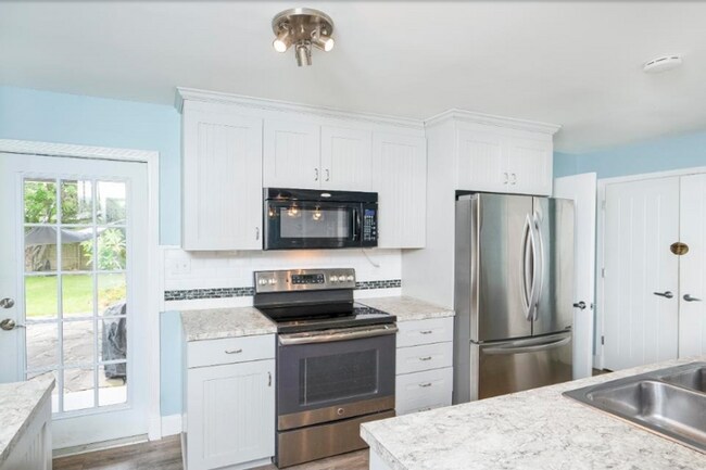 Building Photo - DAVIS SHORES RENTAL AVAILABLE!