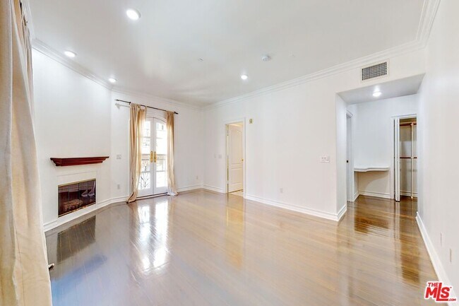 Building Photo - 353 S Reeves Dr