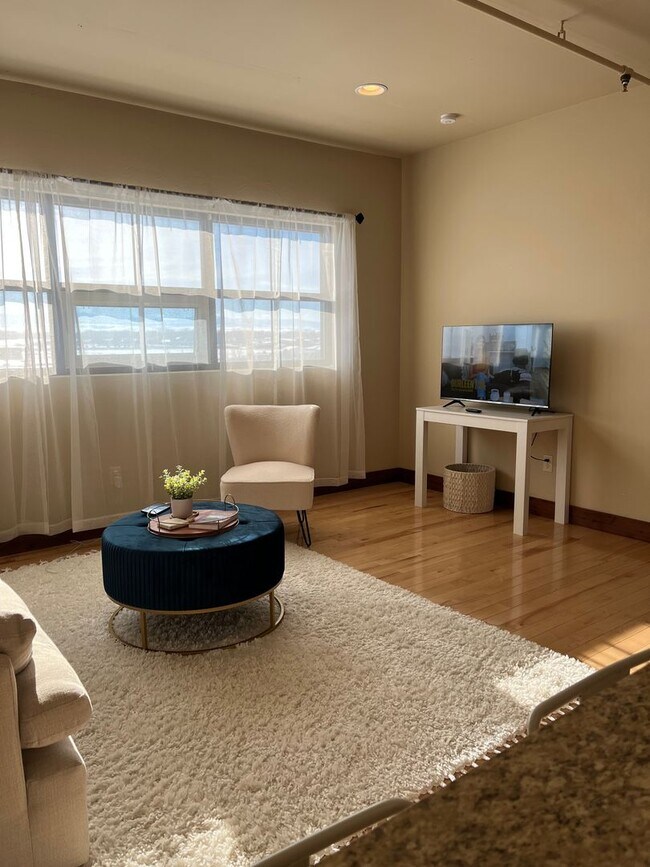 Building Photo - Elegant All Inclusive Fully Furnished Studio On Top Floor