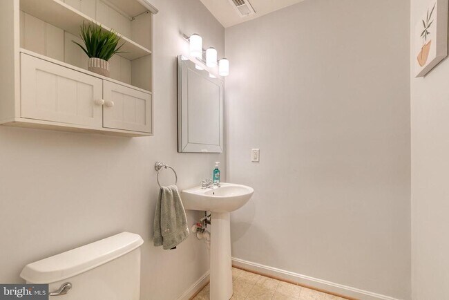 Building Photo - 2 Millhaven Ct