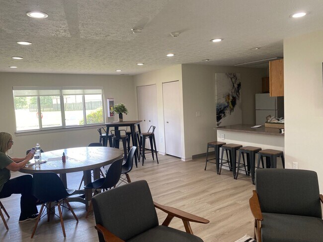 Building Photo - Beautiful 2-bedroom 1 bath apartment, downstairs