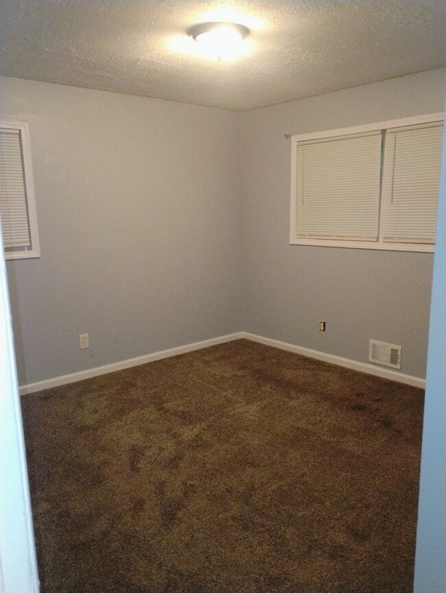 Building Photo - AMAZING 3 BEDROOM HOME MOVE IN READY ONLY ...