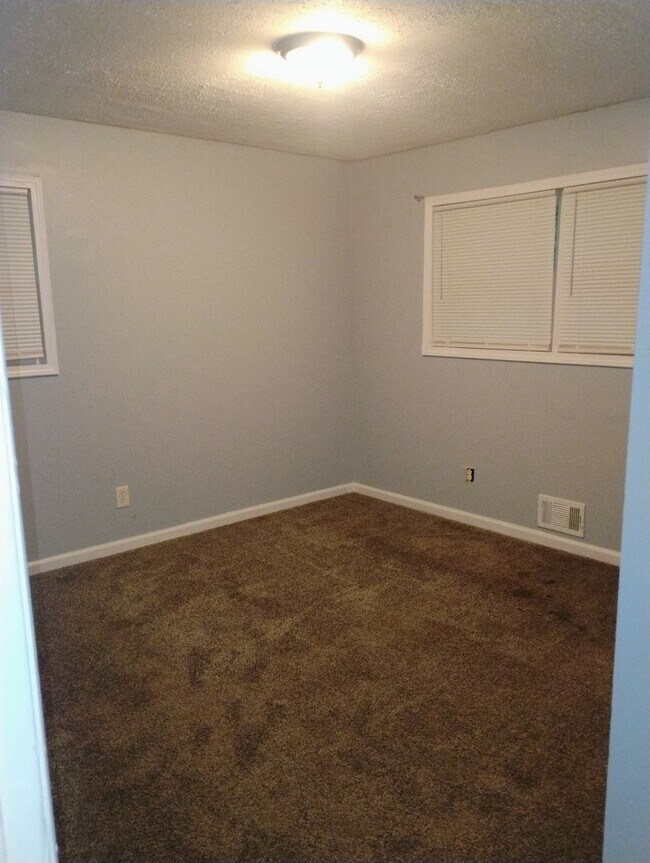 Building Photo - AMAZING 3 BEDROOM HOME READY TO MOVE INTO!...