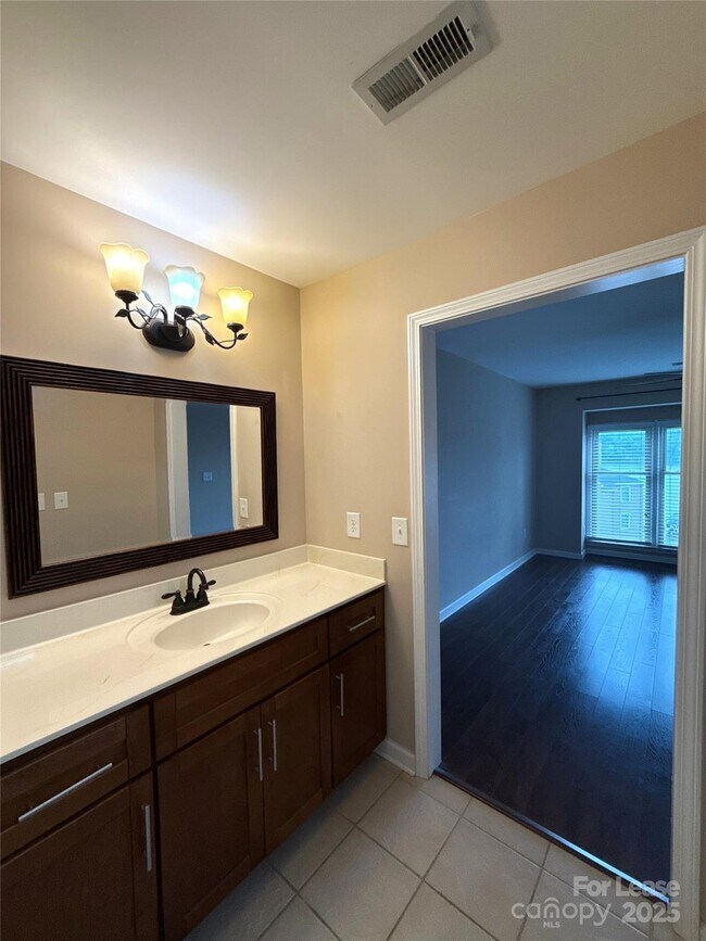 Building Photo - 9801 Emerald Point Dr