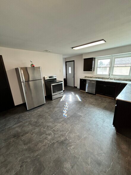 Building Photo - 2047 Ravine St
