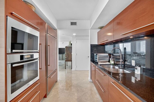 Building Photo - 101 S Fort Lauderdale Beach Blvd