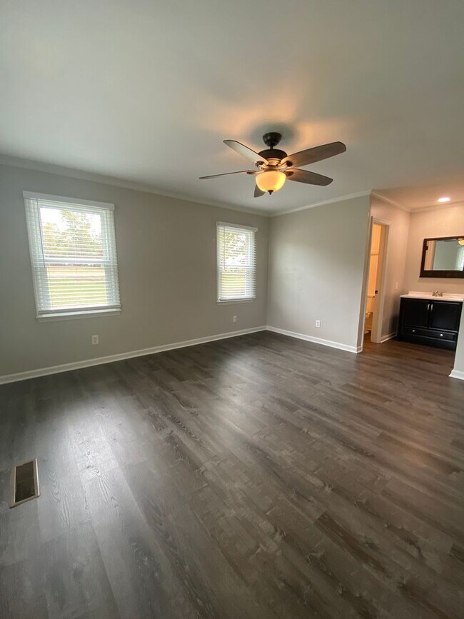 Building Photo - OCONEE COUNTY - Lovely 3 bedroom 2 bathroo...