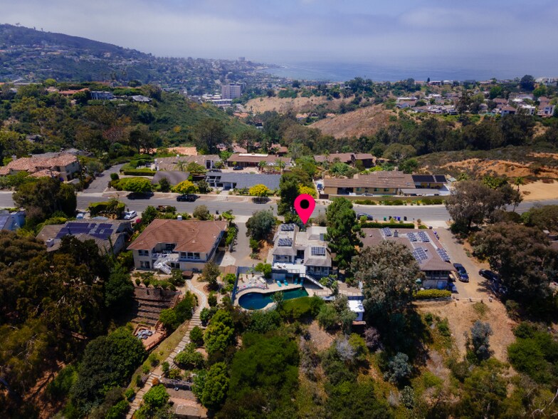 Building Photo - 8143 La Jolla Scenic Dr N