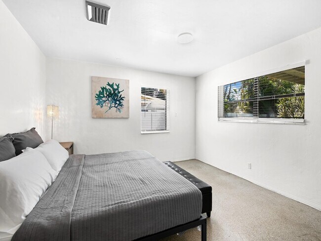 Building Photo - 413 NE 25th Ave