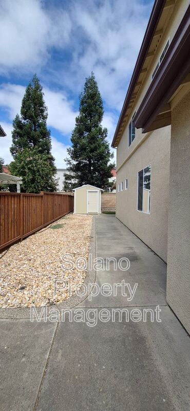 Building Photo - 2080 Mariposa Dr
