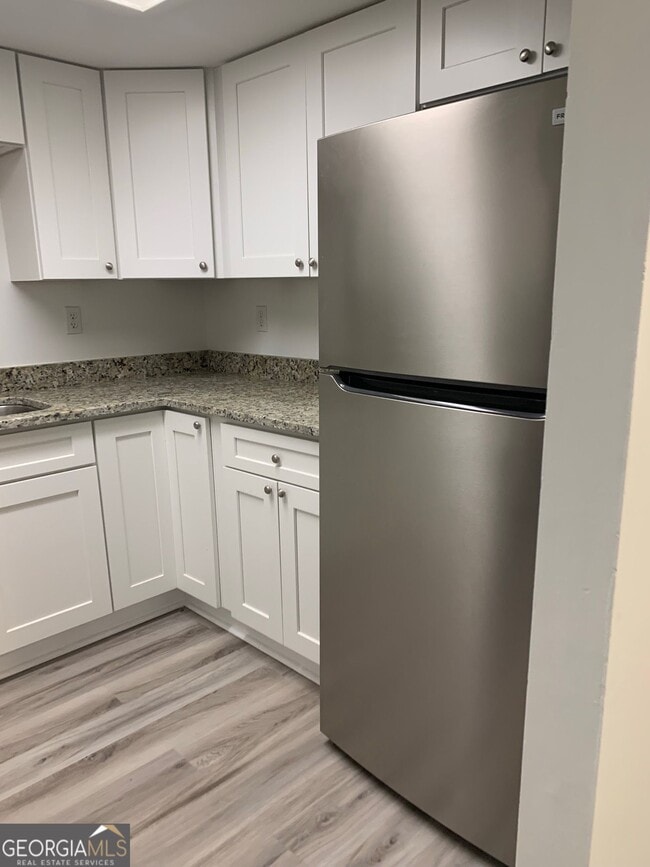 Building Photo - 695 Douglas Dr