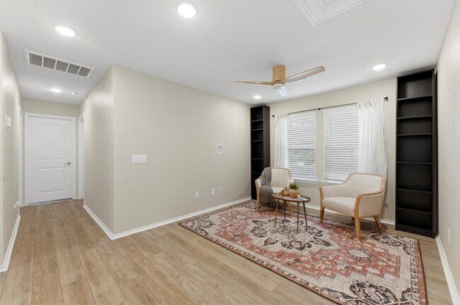 Building Photo - 1822 Calabasas Way