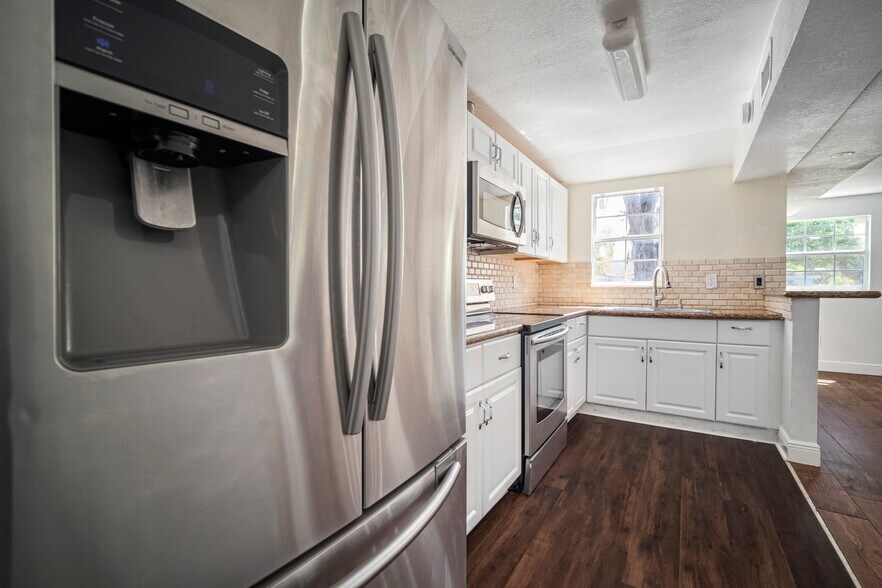 Kitchen - 2012 E Idlewild Ave
