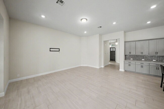 Building Photo - Stunning 4BR Home with 3-Car Garage in Turning Stone - Realtor Commission: $750