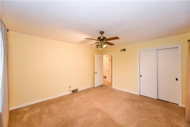 Building Photo - 3 Bed | 1 Bath | 1 Car Garage - Minutes fr...