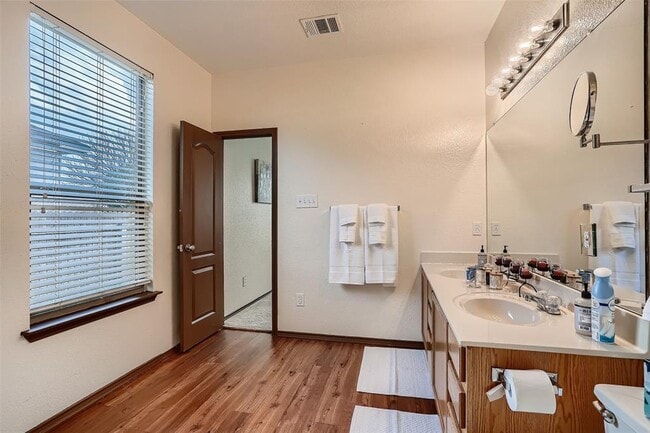 Building Photo - 1639 Bayland St