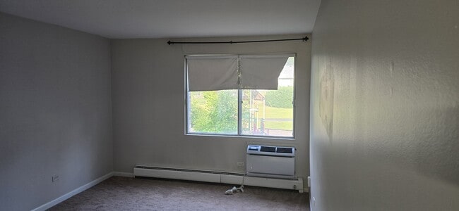 Building Photo - 910 E Old Willow Rd