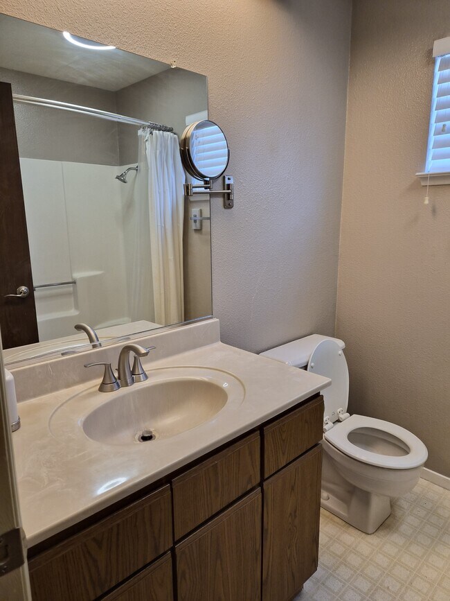 Building Photo - 376 E Sycamore Ave