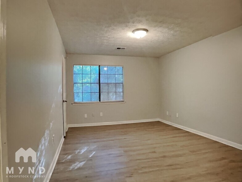 Building Photo - 3047 Brook Hollow Dr
