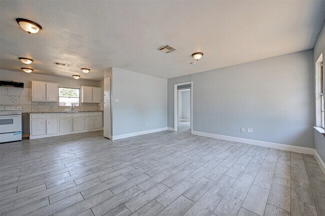 Building Photo - 5859 Westover St