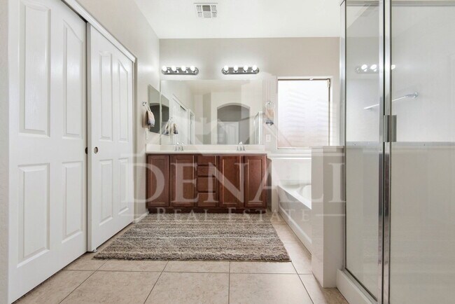 Building Photo - 2881 E Tonto Dr