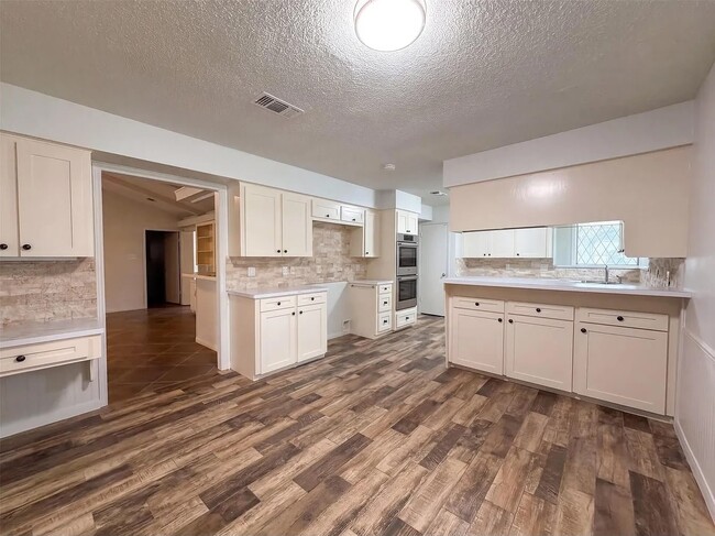 Building Photo - 4042 Greenbriar Dr