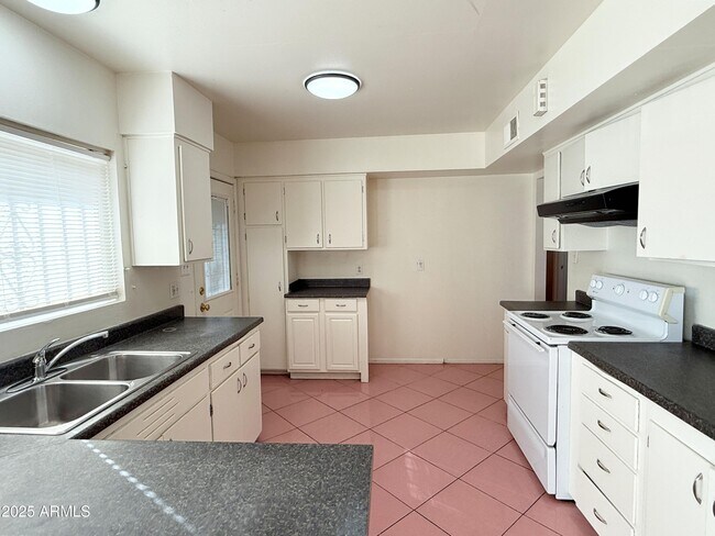 Building Photo - 617 W Minton St