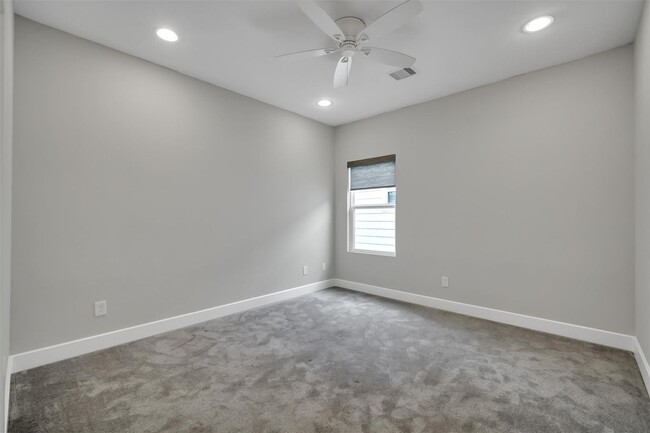 Building Photo - Stunning Like New Townhome Close to Med Ce...