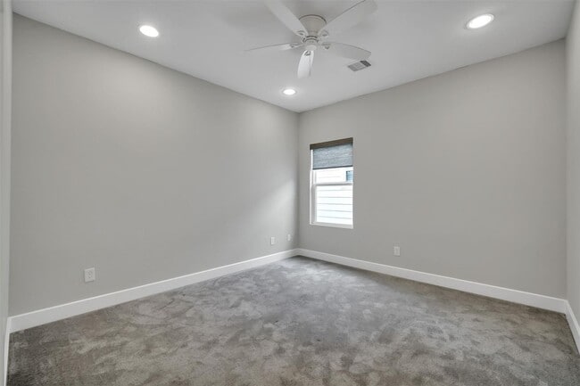 Building Photo - Stunning Like New Townhome Close to Med Center!