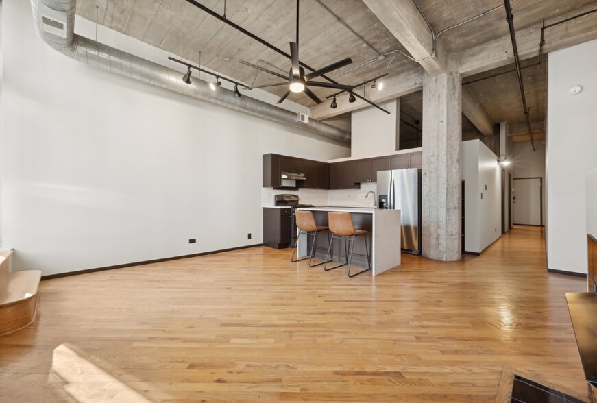 Building Photo - 843 W Adams St