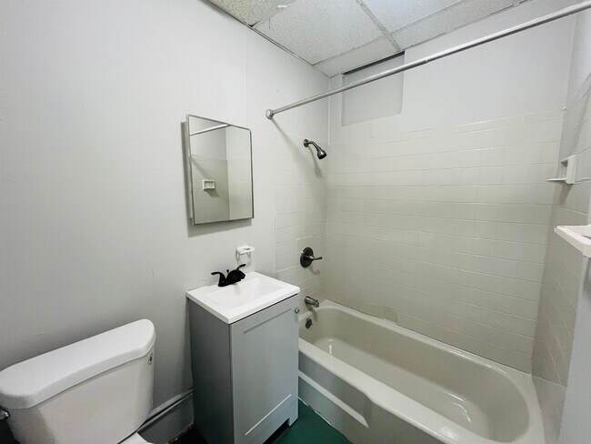 Building Photo - 236 Old Bergen Rd