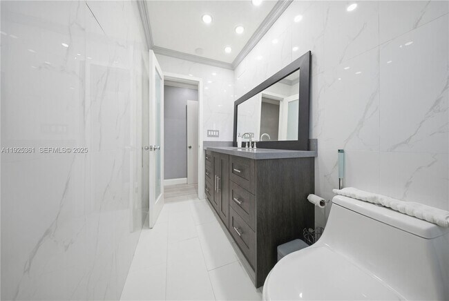 Building Photo - 300 NE 175th St