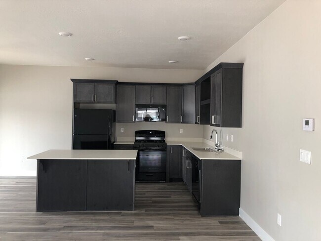 Building Photo - New 2 Bedroom 2.5 Bathroom Townhome