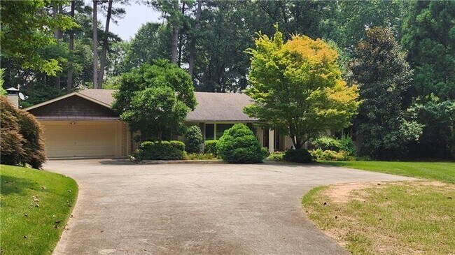 Building Photo - 4615 Mystic Dr NE