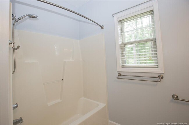 Building Photo - 110 Willow Creek Ln