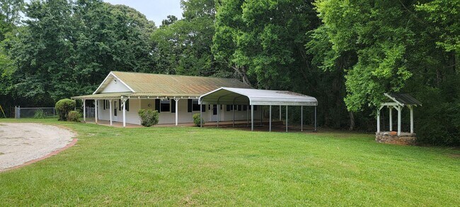 Building Photo - Country House on 1 Acre