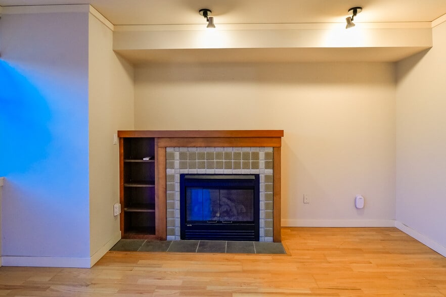 Building Photo - 1310 N Lucas Pl