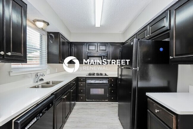 Building Photo - 4 Bedroom Pet-Friendly Home in Grand Prairie, TX with Main Street Renewal