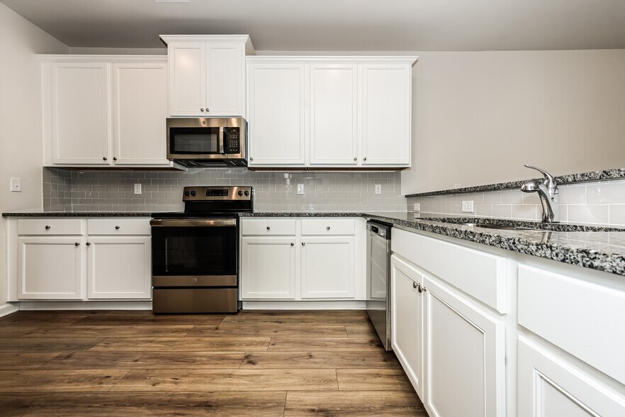 Building Photo - 3573 Saratoga Cir