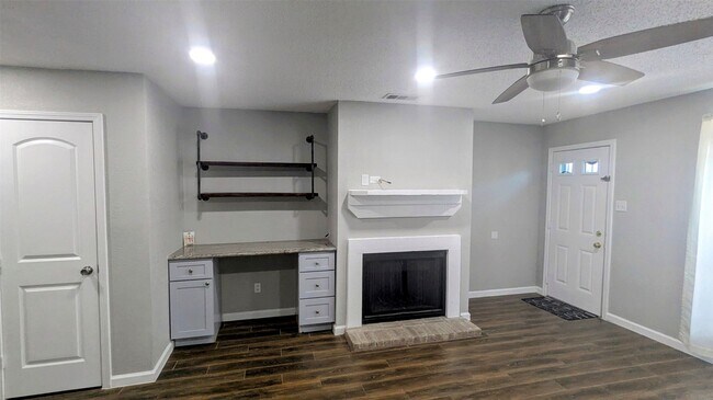 Building Photo - 2112 Greenbriar Colony Dr